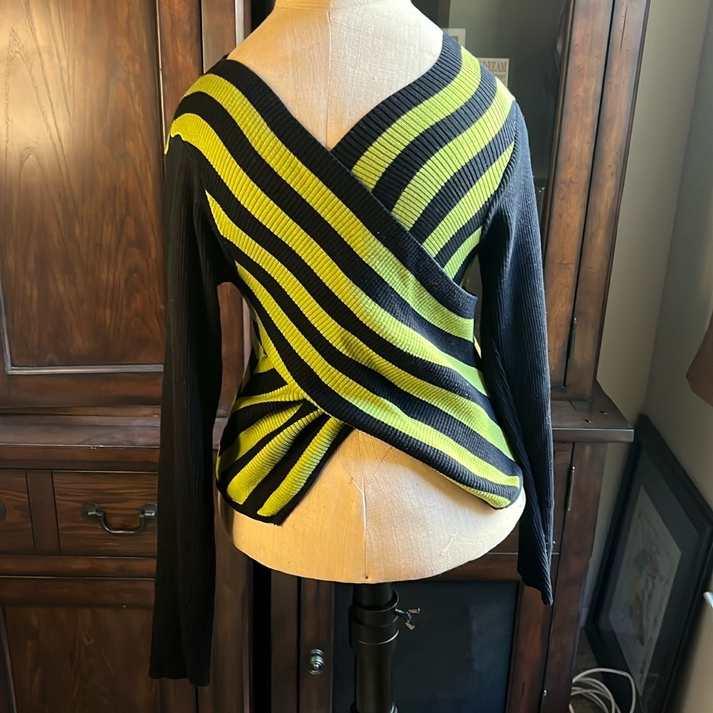 Von Saken wrap style sweater size small